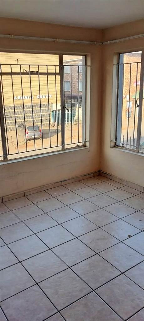 2 Bed Flat in Kempton Park Central photo number 8