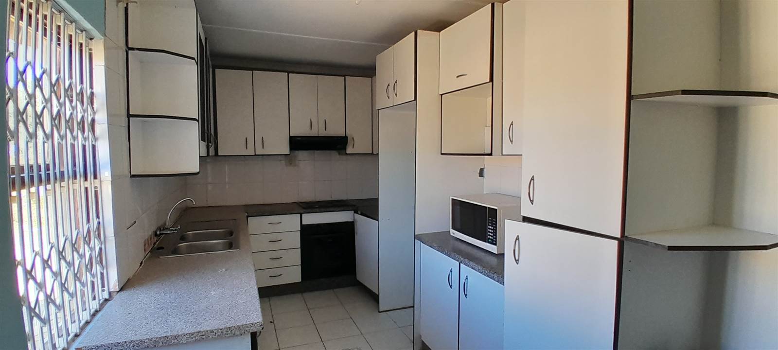 3 Bed Apartment in Mthata photo number 4