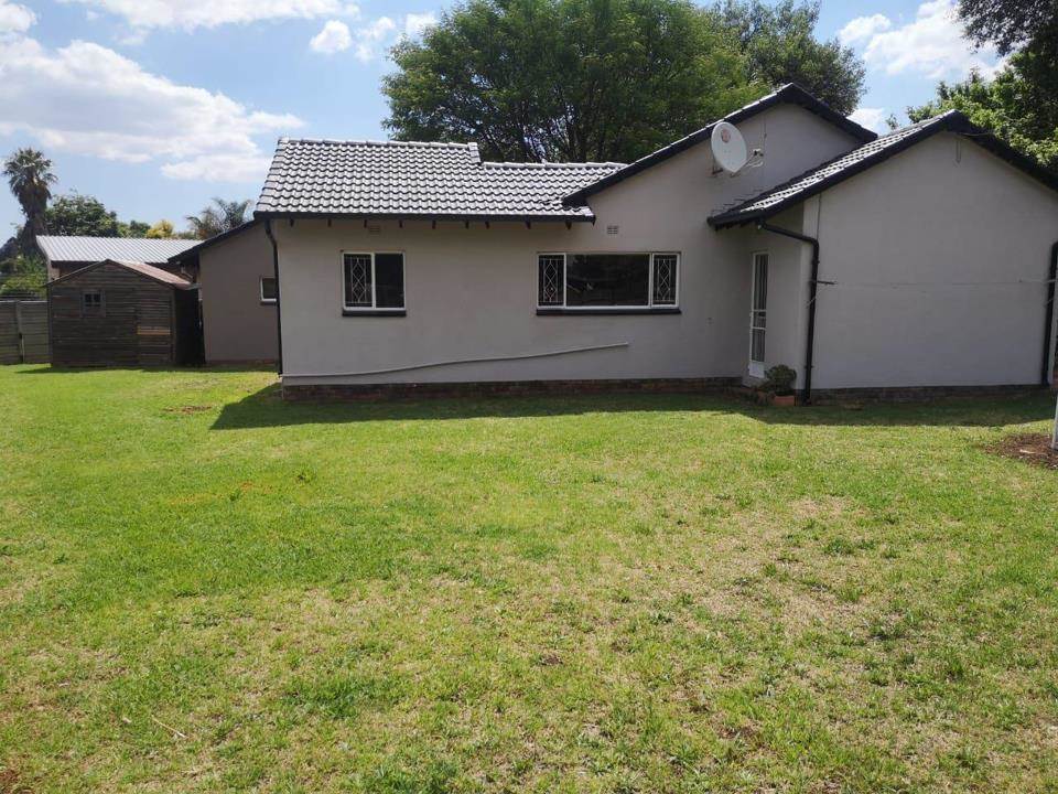 3 Bed House in Brackendowns photo number 16