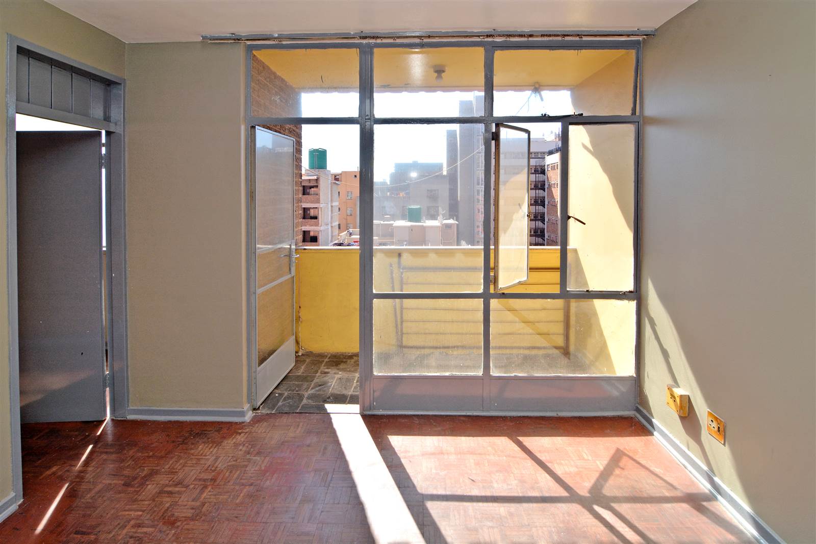 3 Bed Apartment in Hillbrow photo number 7