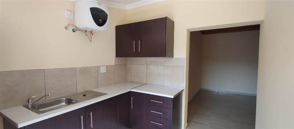 0.5 Bed House in Pretoria Gardens photo number 3