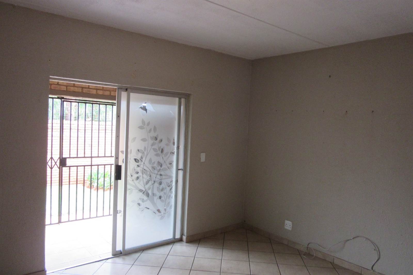 2 Bed Apartment in Krugersrus photo number 11