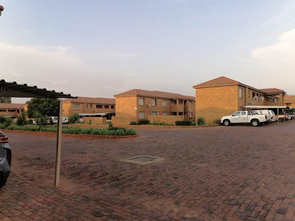 2 Bed Apartment in Krugersrus photo number 3