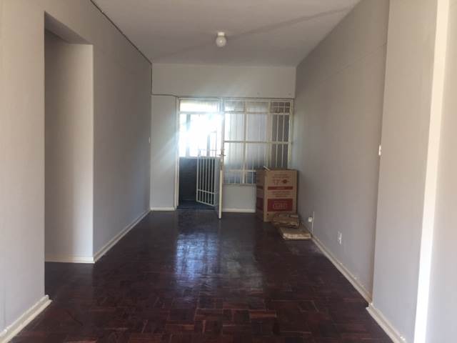 1 Bed Apartment in Parktown photo number 3