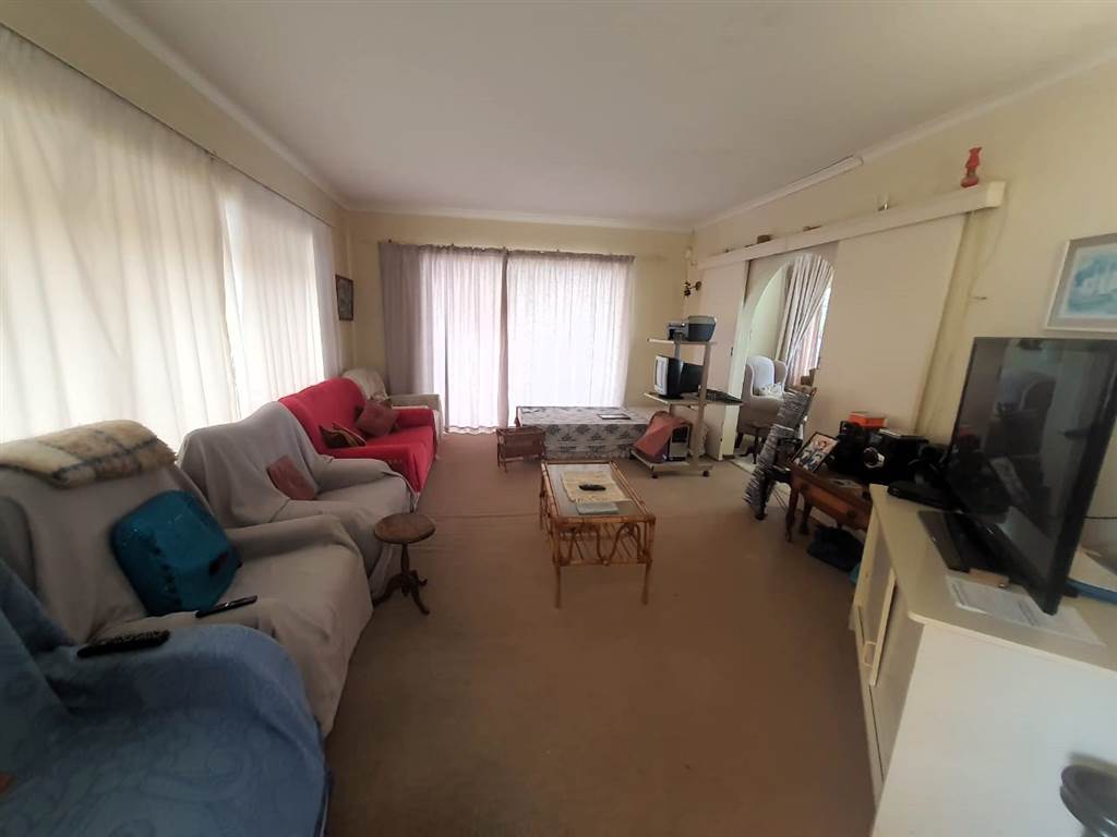 4 Bed House in Jeffreys Bay photo number 4