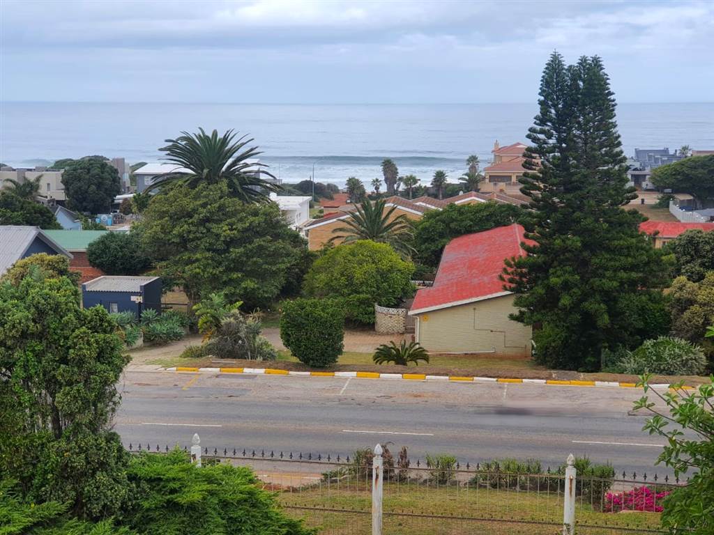 4 Bed House in Jeffreys Bay photo number 22