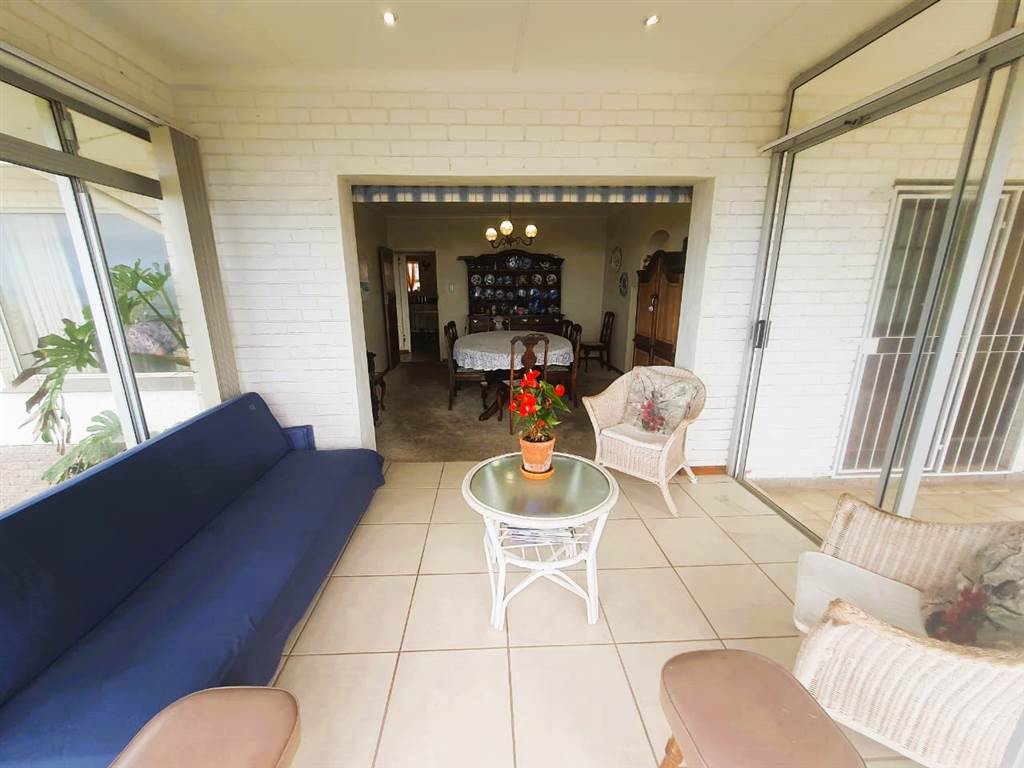 4 Bed House in Jeffreys Bay photo number 9