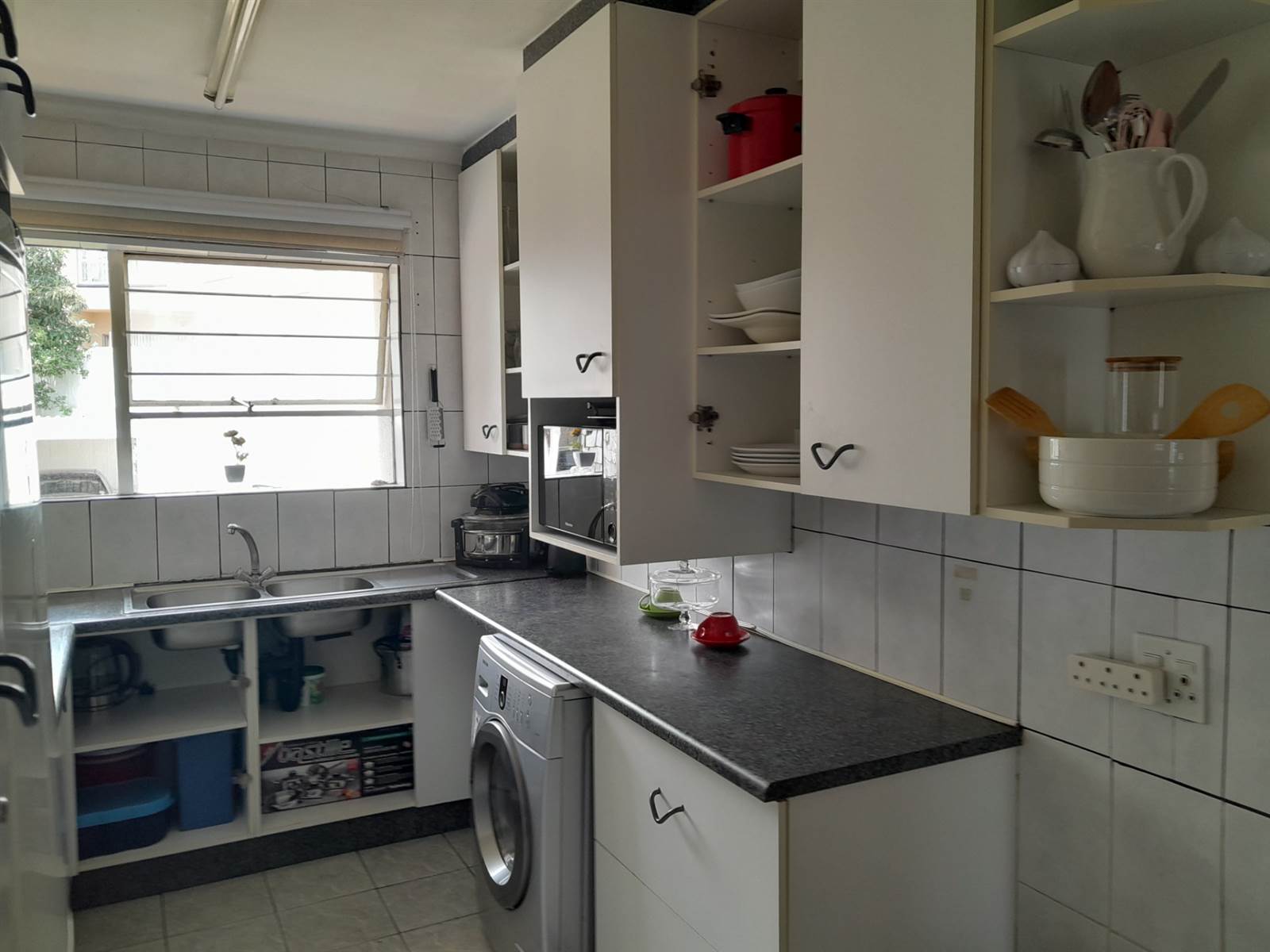 3 Bed Apartment in Corlett Gardens photo number 3