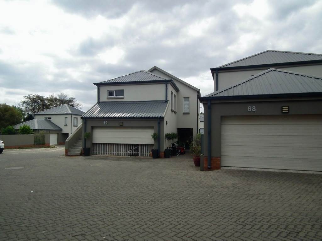 4 Bed Townhouse in Broadacres photo number 1