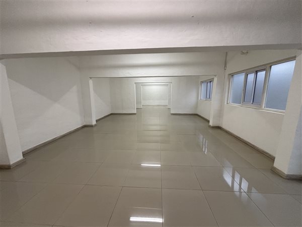 61  m² Commercial space