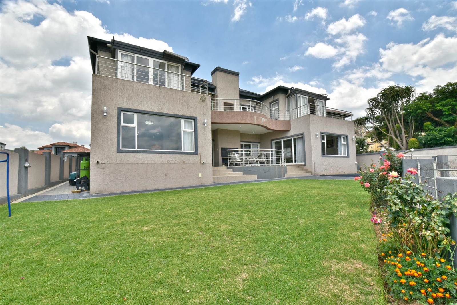 4 Bed House in Blue Valley Golf Estate photo number 26