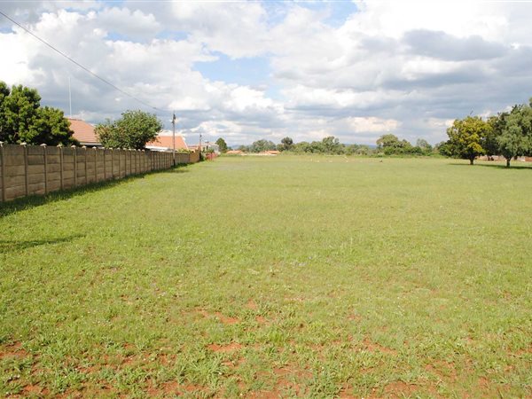4802 m² Land available in Kookrus