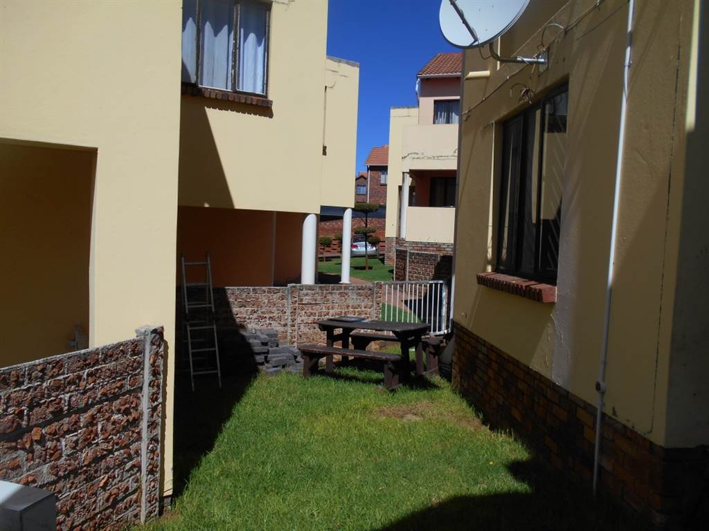 3 Bed Townhouse in Mondeor photo number 20