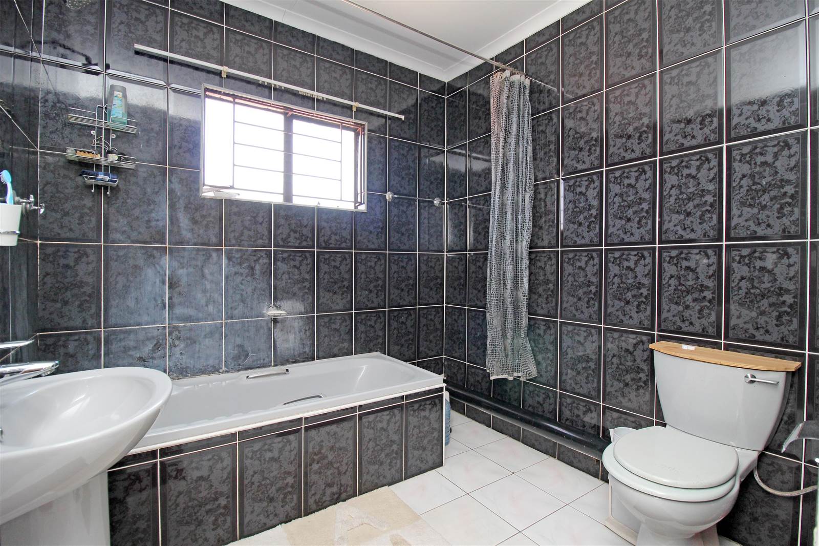 6 Bed House in Laudium photo number 9