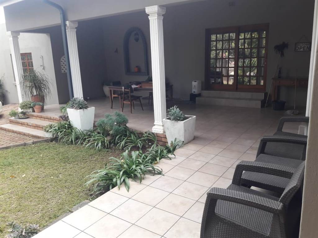8 Bed House in Louis Trichardt photo number 2