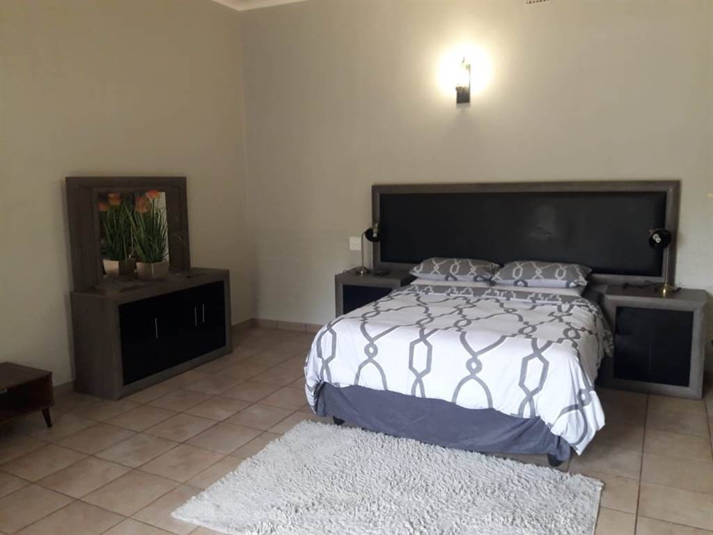8 Bed House in Louis Trichardt photo number 16