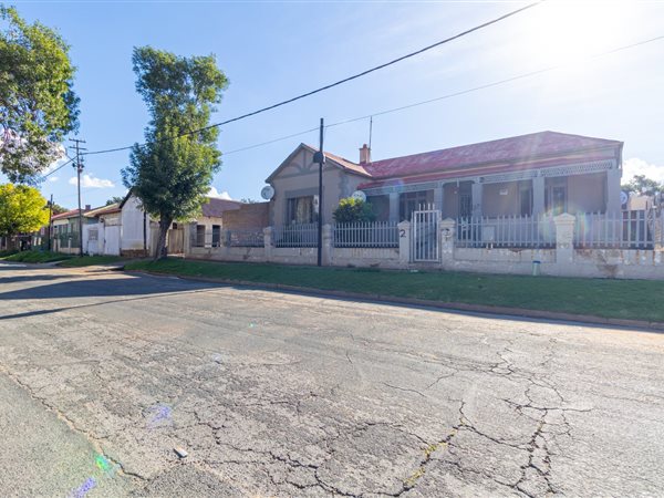19 Bed House in Rosettenville