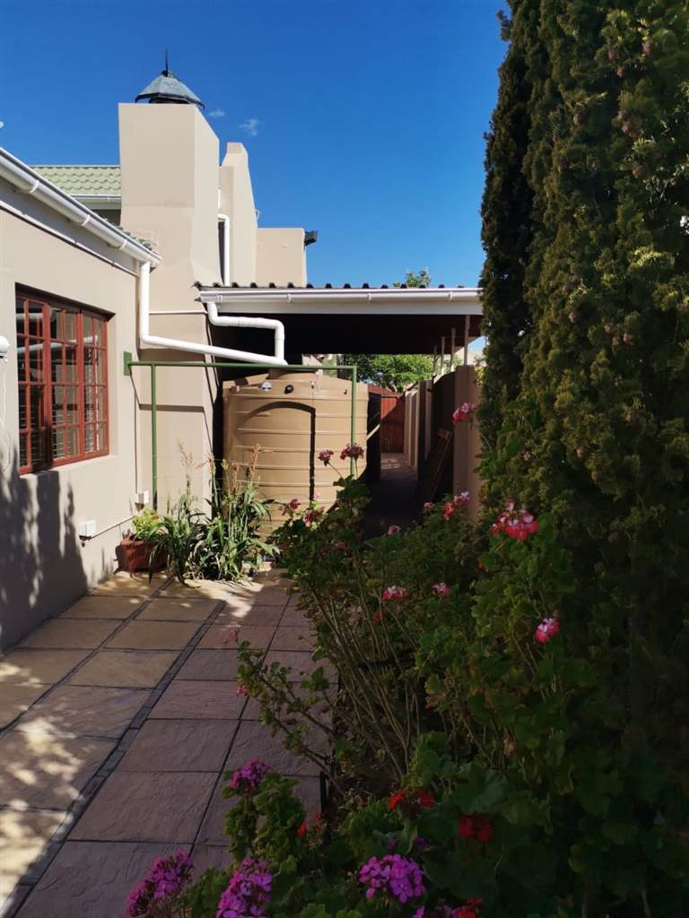 3 Bed House in Beaufort West photo number 23