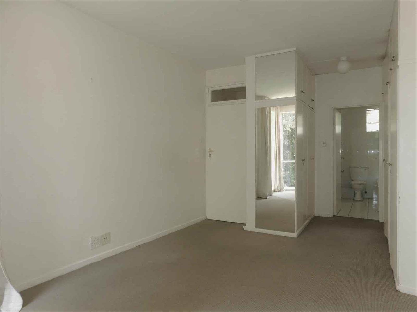 3 Bed Apartment in Hyde Park photo number 9
