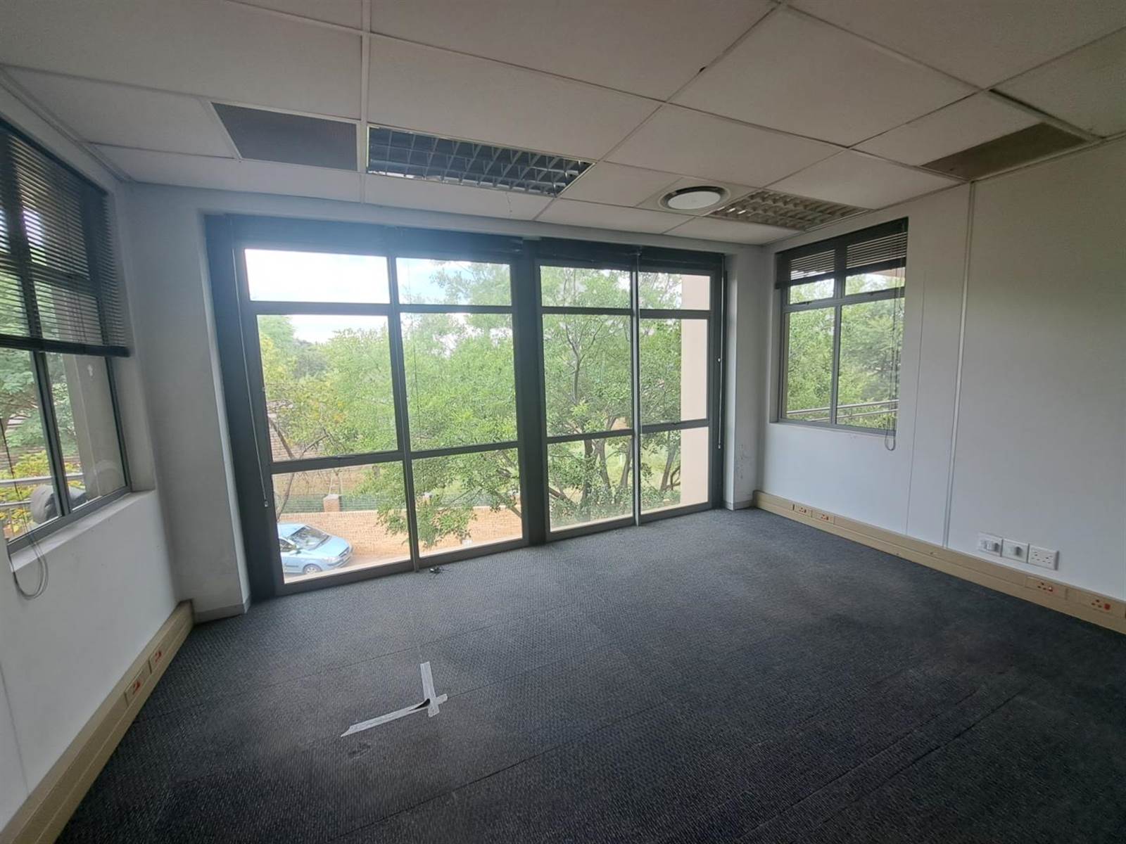 325  m² Office Space in Doringkloof photo number 2