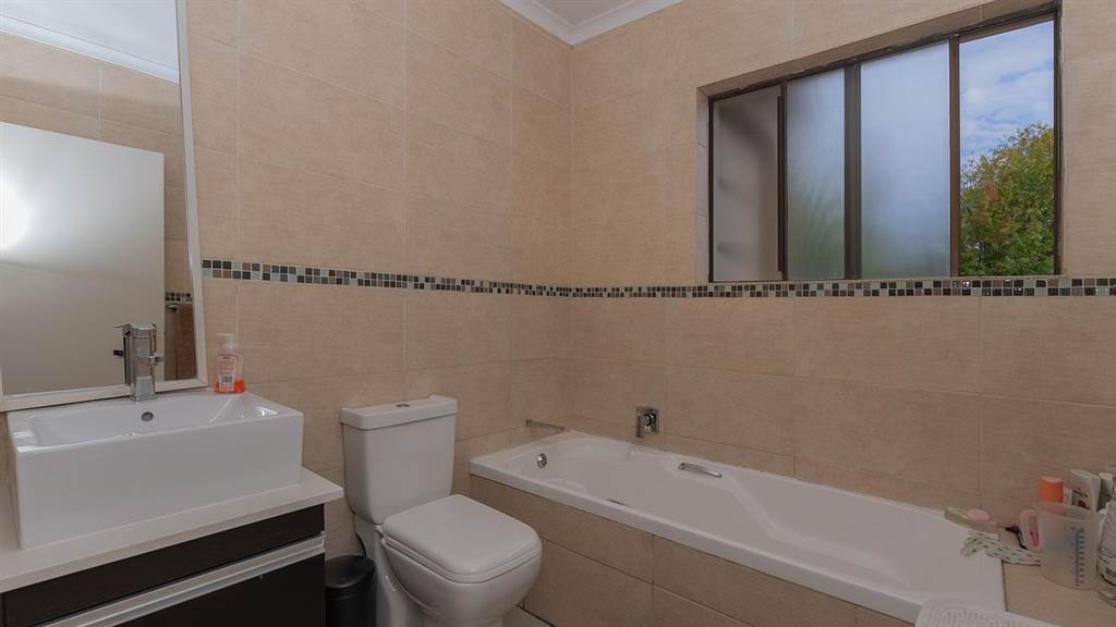 2 Bed Apartment in Bedfordview photo number 9