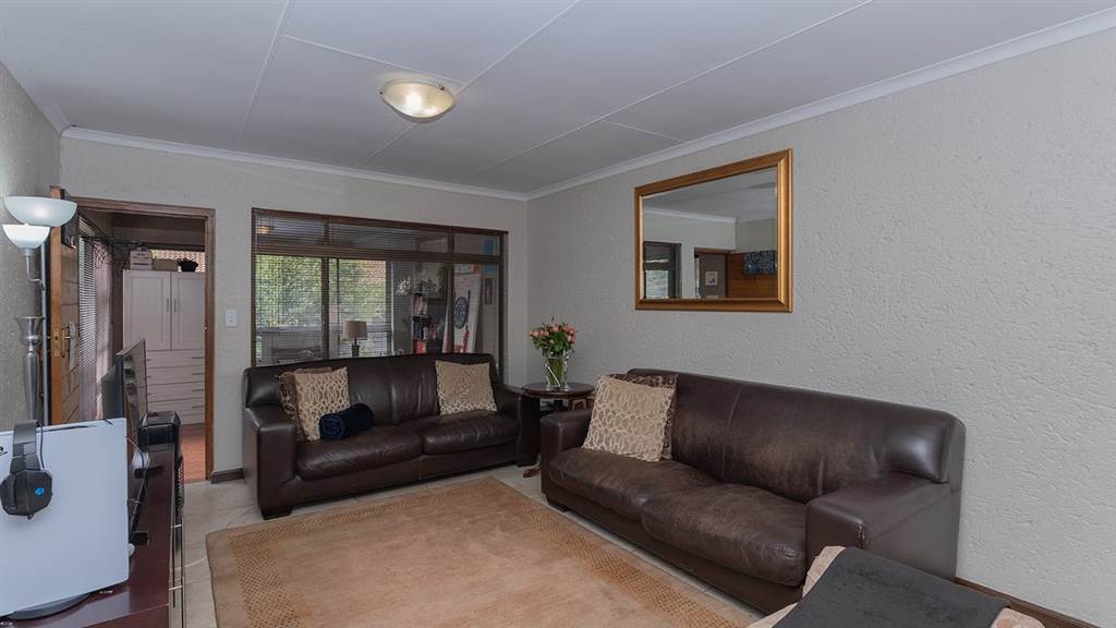 2 Bed Apartment in Bedfordview photo number 1
