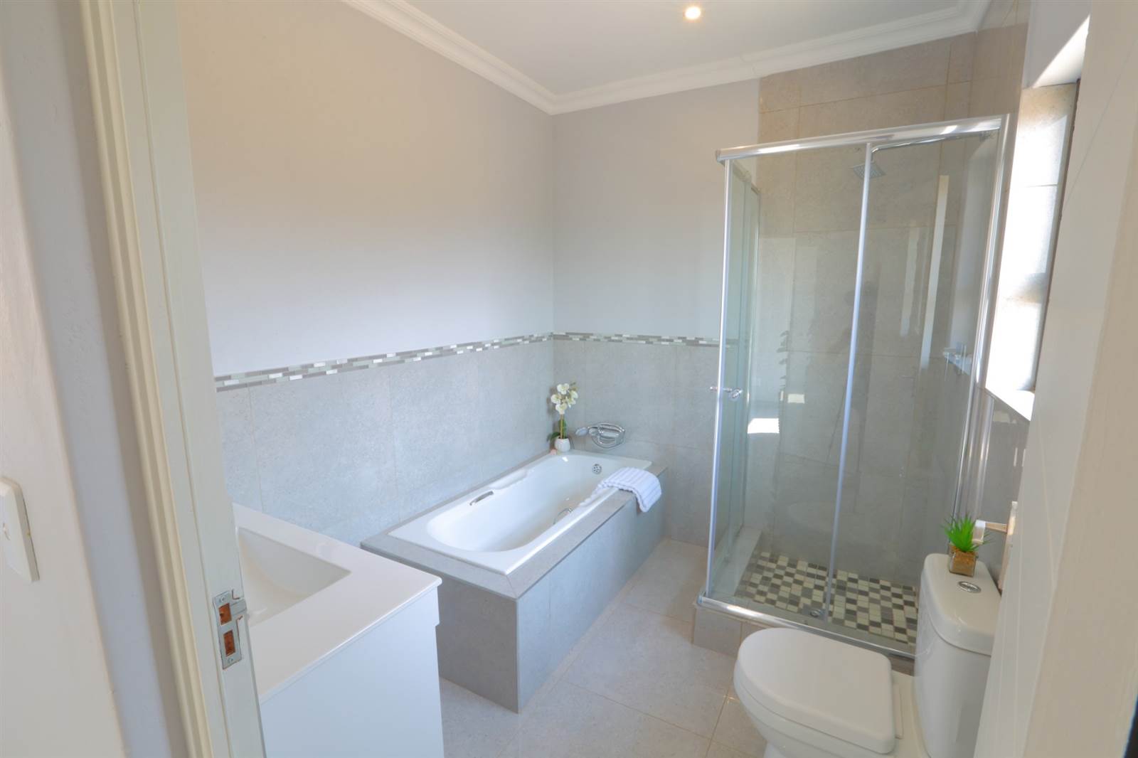 4 Bed House in Hartbeespoort Dam photo number 12
