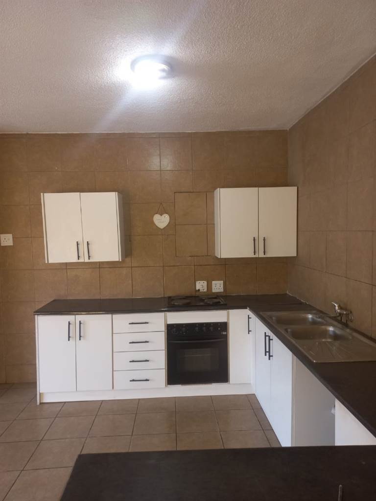 2 Bed Apartment in Brakpan Central photo number 3