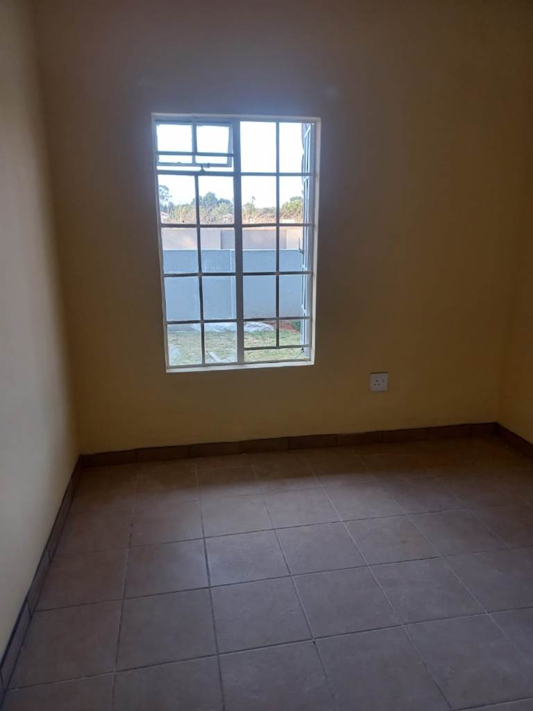 2 Bed Apartment in Brakpan Central photo number 11