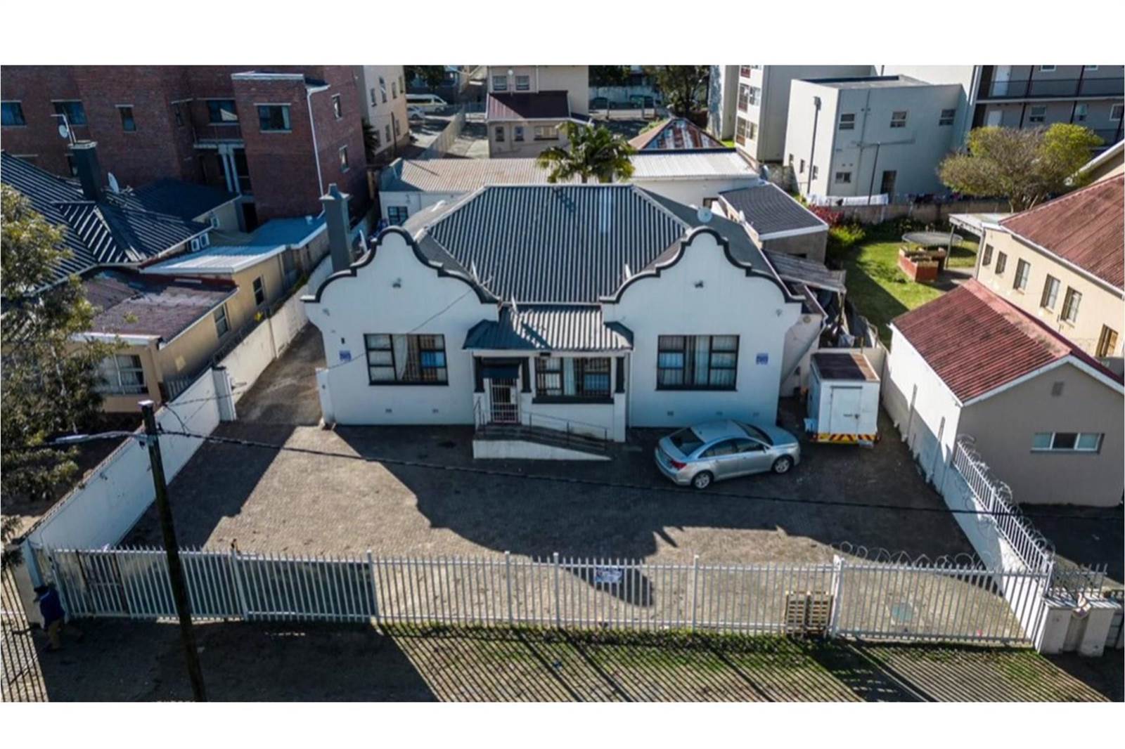 18 Bed House in Southernwood photo number 1