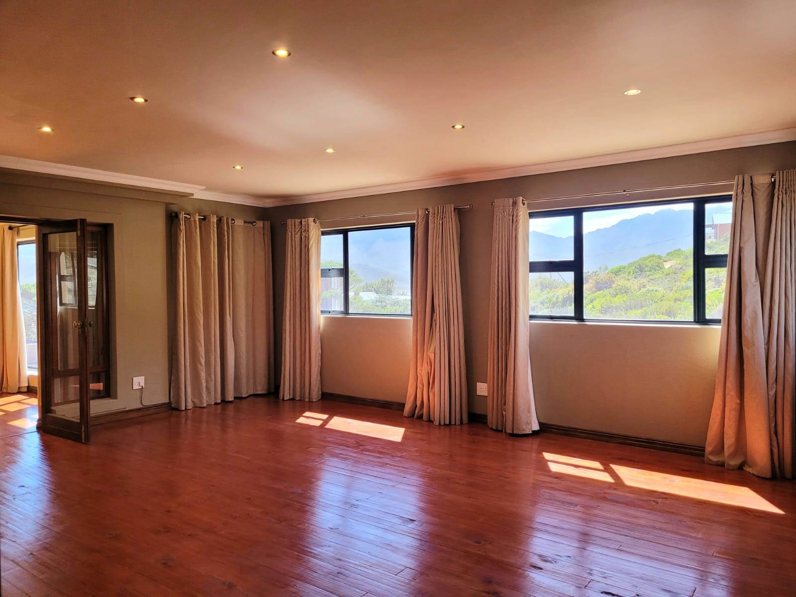 6 Bed House in Pringle Bay photo number 15