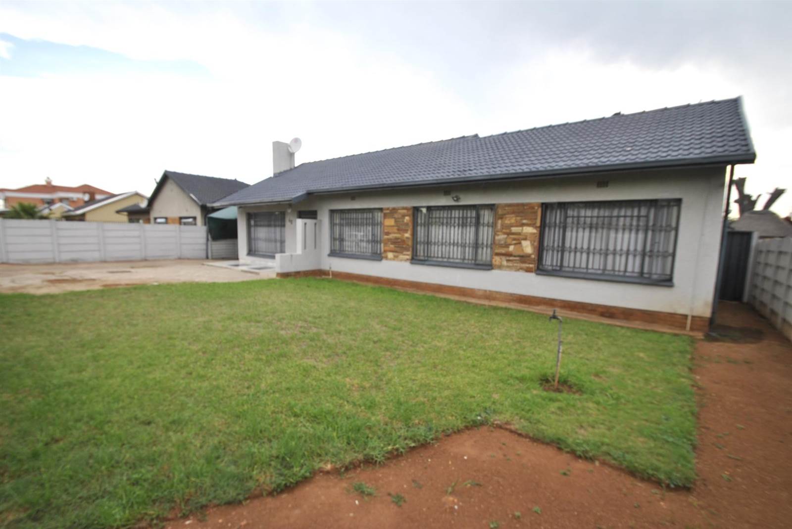 3 Bed House in Leondale photo number 2