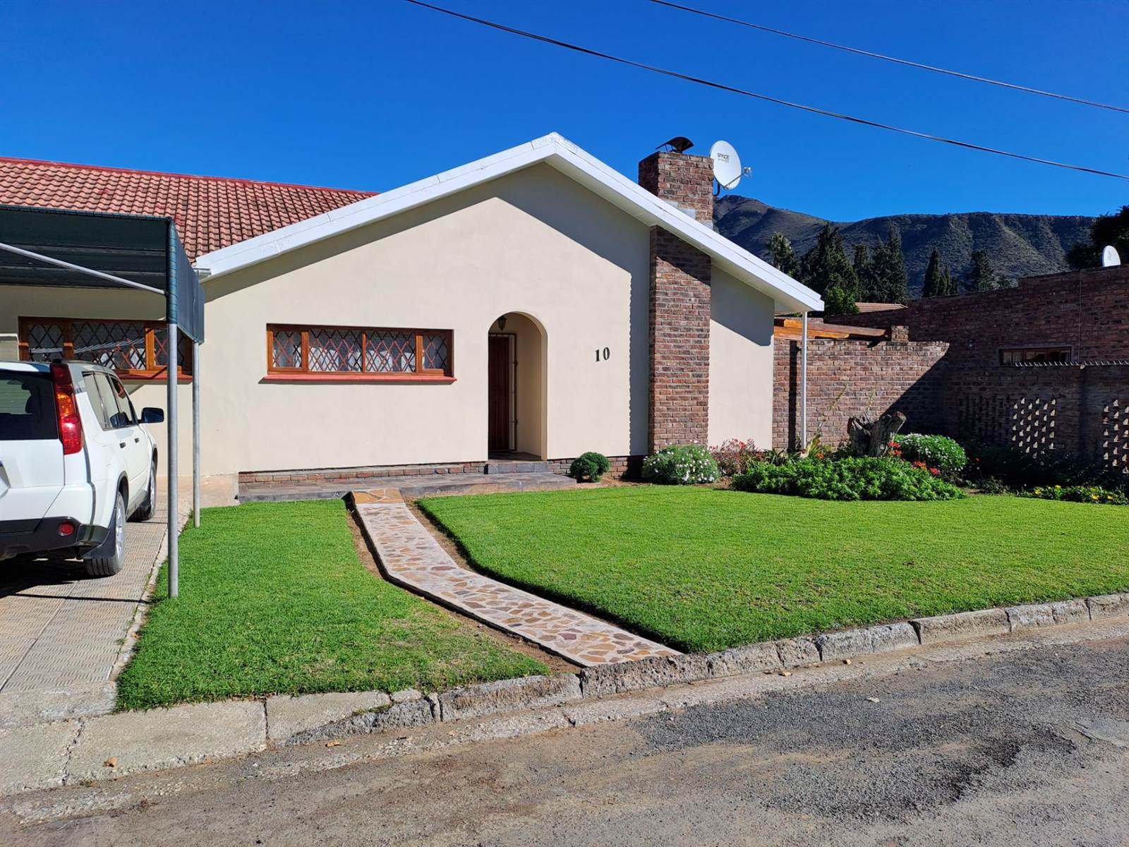 4 Bed House in Graaff Reinet photo number 1