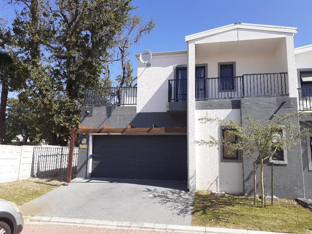 3 Bed Townhouse in Langeberg Heights photo number 2