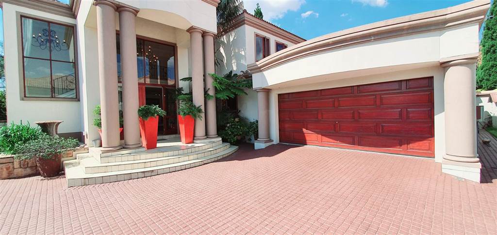 4 Bed House in Blue Valley Golf Estate photo number 8