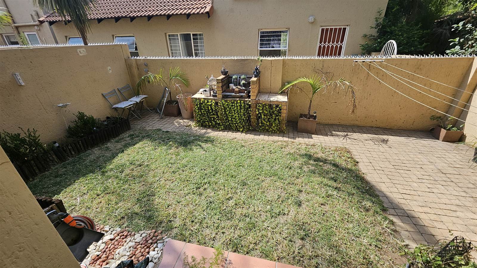 2 Bed Townhouse in Sunninghill photo number 3