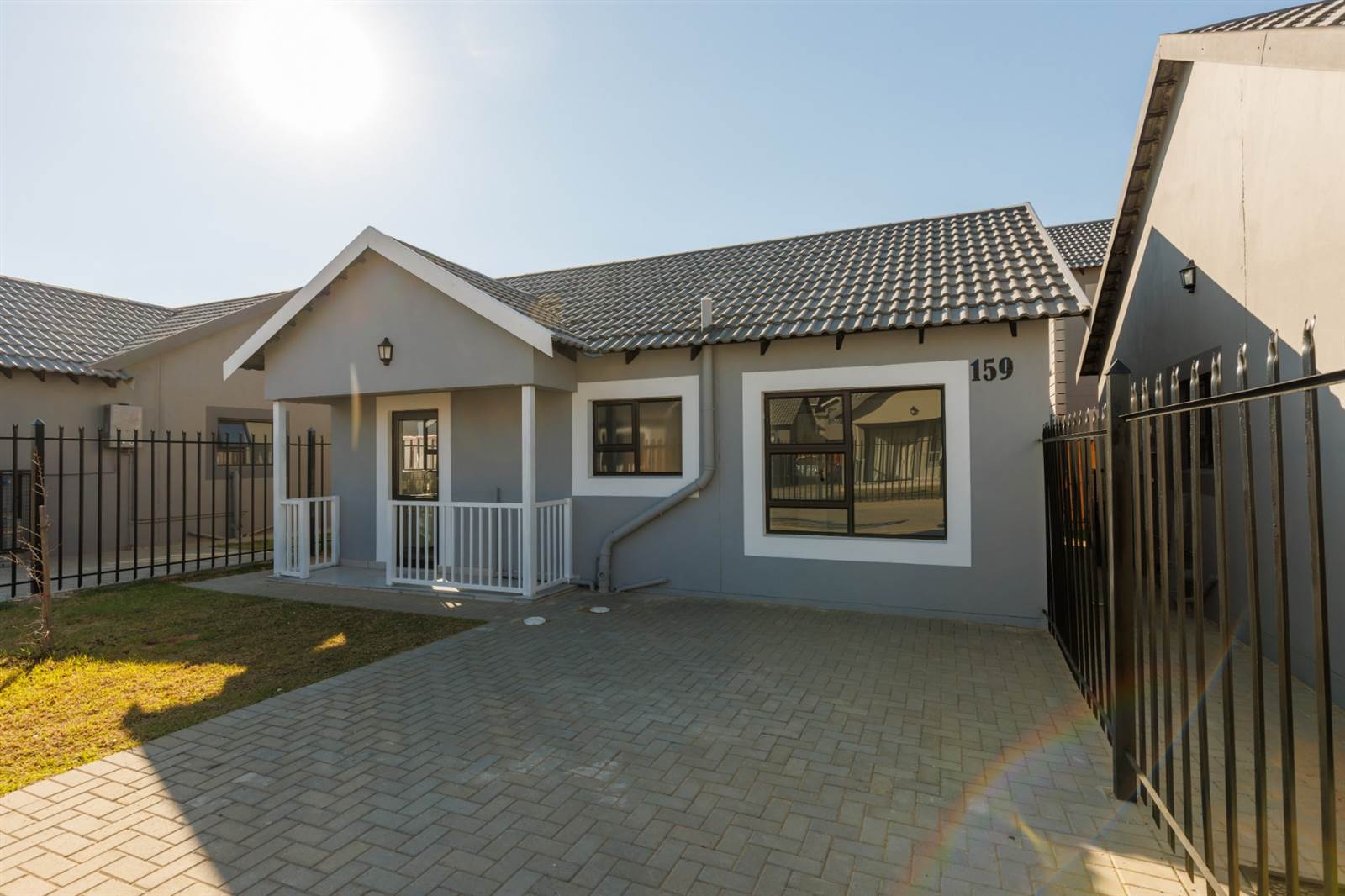 2 Bed Townhouse in Bloemspruit photo number 2