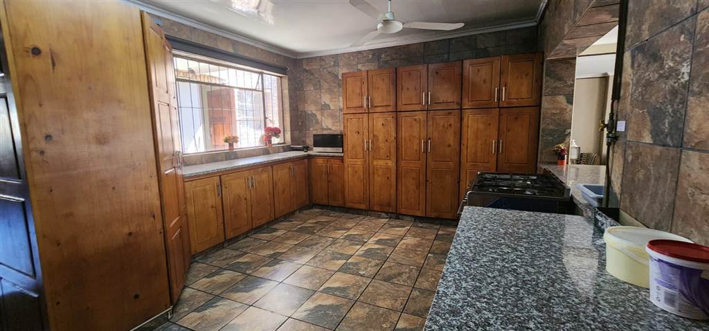 28 Bed House in Witbank photo number 9