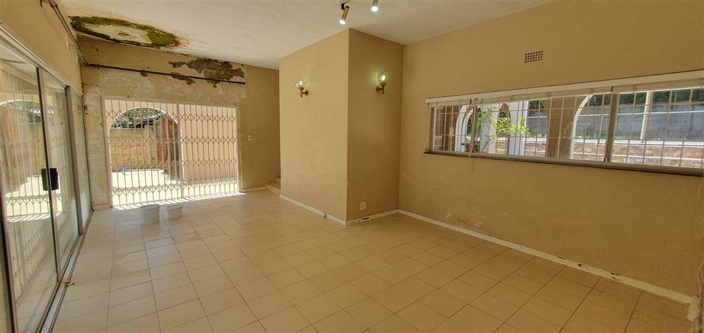 6 Bed House in Westcliff photo number 5