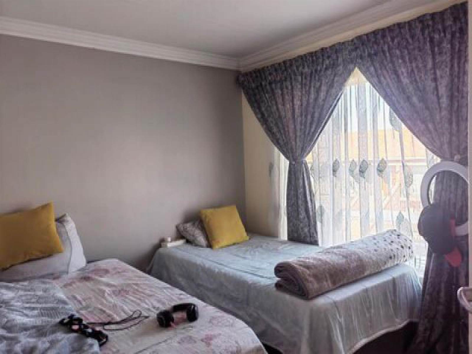 2 Bed Townhouse in Johannesburg Central photo number 5