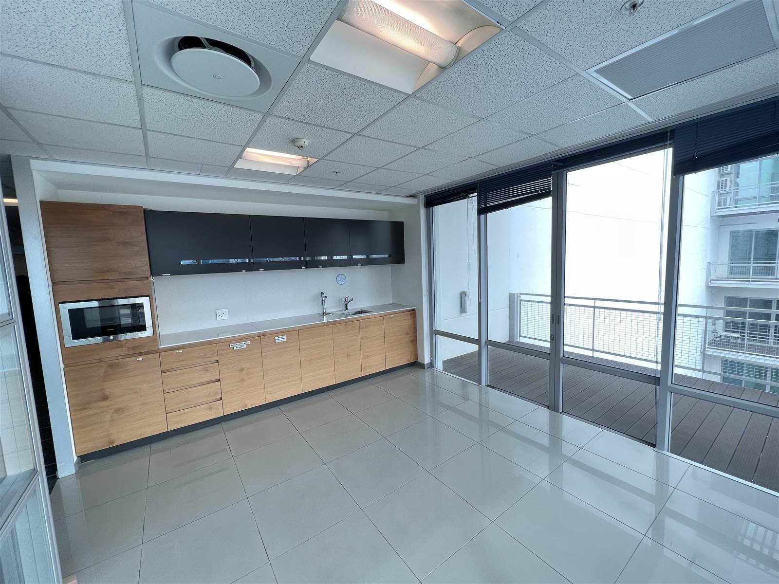 561  m² Commercial space in Cape Town City Centre photo number 2