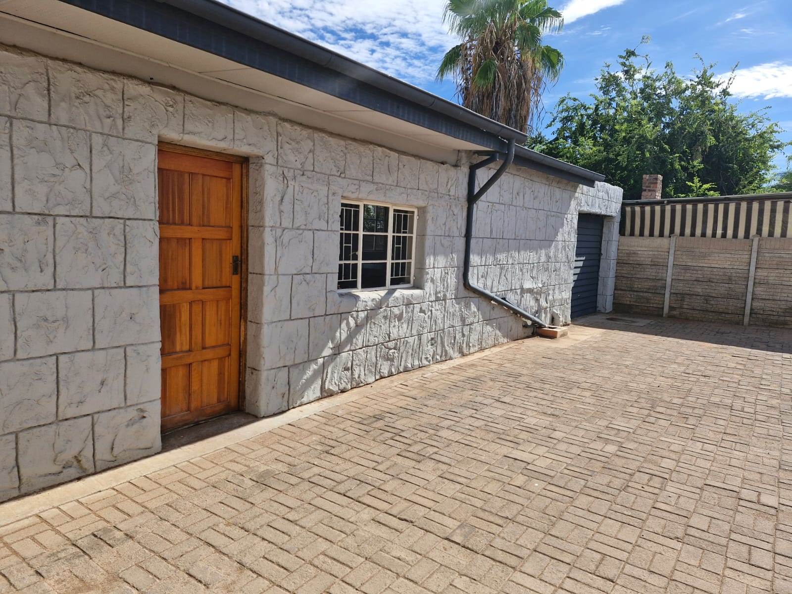 4 Bed House in Upington photo number 4