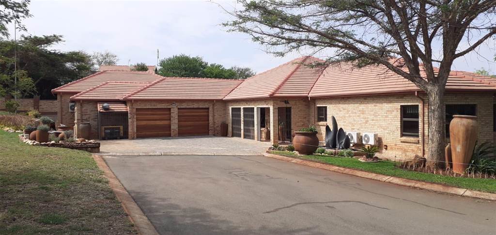 3 Bed Townhouse in Buffelspoort photo number 1