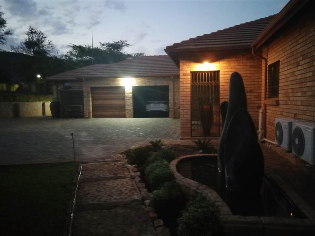 3 Bed Townhouse in Buffelspoort photo number 4