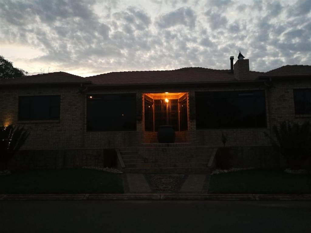 3 Bed Townhouse in Buffelspoort photo number 3