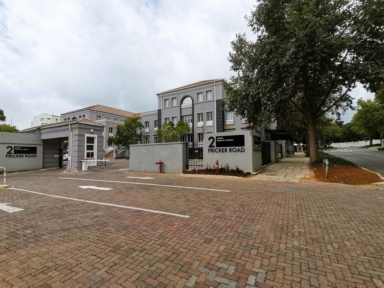 856  m² Office Space in Illovo photo number 2