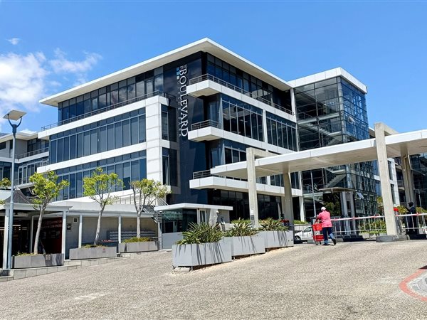 196  m² Commercial space