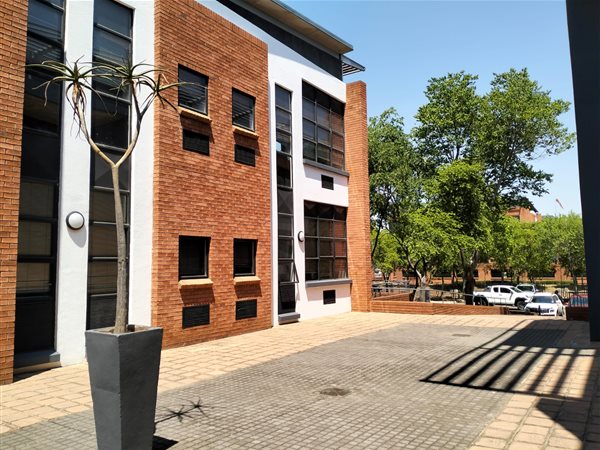 142  m² Commercial space