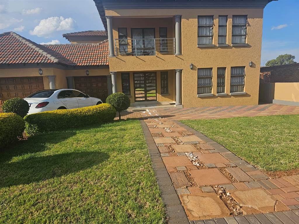 4 Bed House in Magaliesberg Country Estate photo number 11