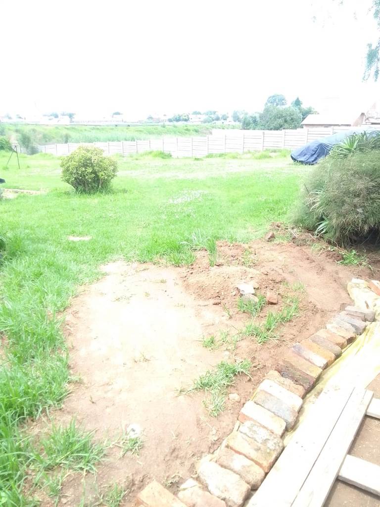 1179 m² Land available in Van Riebeeck Park photo number 2